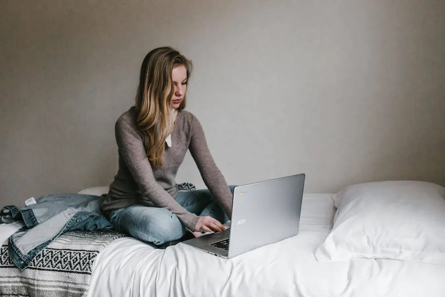 girl on bed with computer telemedicine